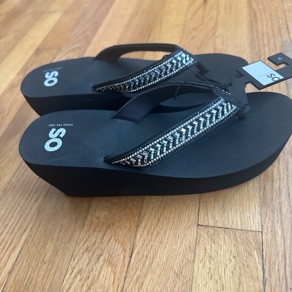 SO Foam Flip Flops - Size 10 - Picture 4 of 6
